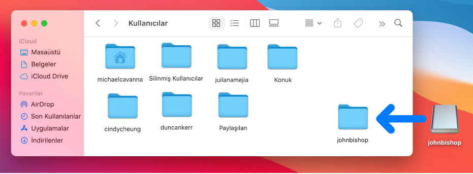 Finder’da açık Kullanıcılar klasörü kullanıcı hesaplarını gösteriyor. Sağ tarafta silinmiş bir kullanıcı hesabının disk görüntüsü var. Bir ok, silinmiş kullanıcı hesabını geri yüklemek için disk görüntüsünü Kullanıcılar klasörüne sürükleyebileceğinizi gösteriyor.