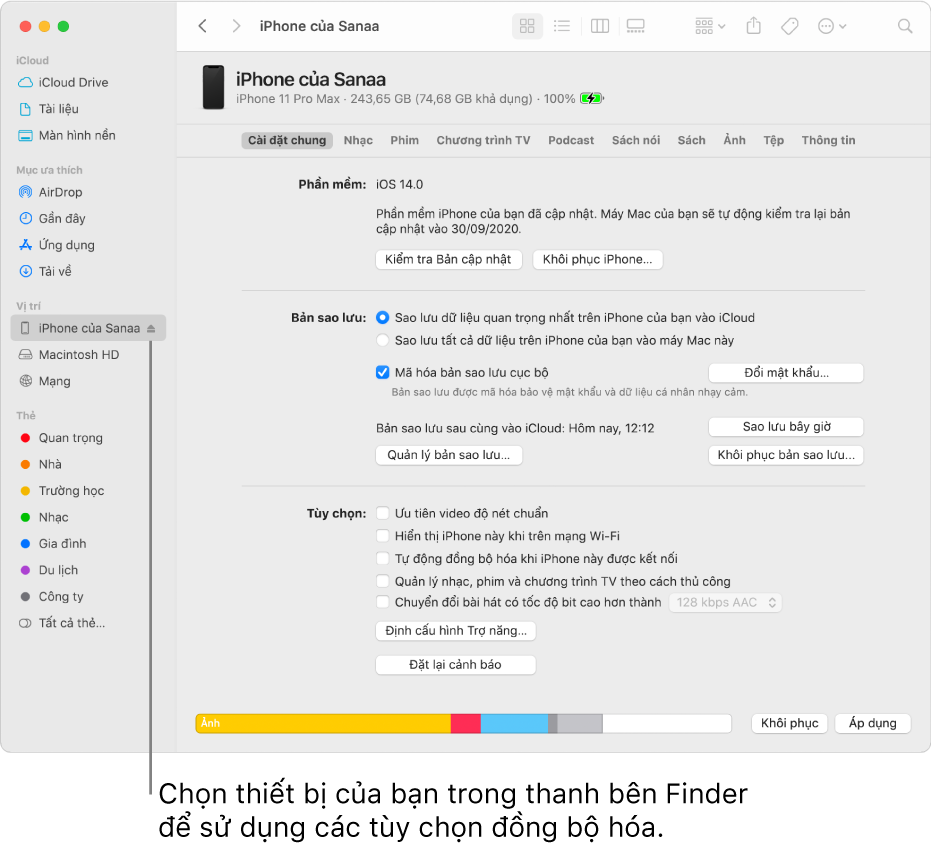 Thiết bị được chọn trong thanh bên Finder và các tùy chọn đồng bộ hóa đang xuất hiện trong cửa sổ.