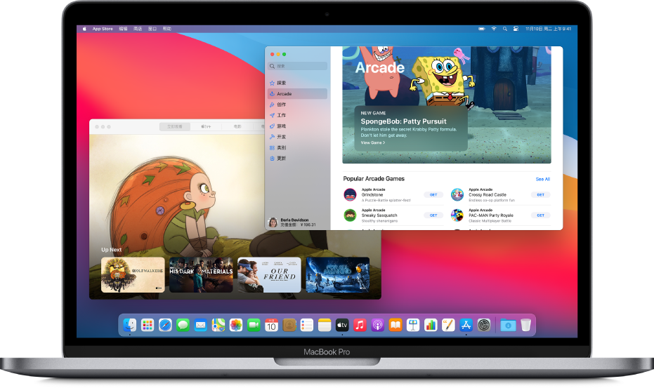 Mac 桌面，其中 Apple 视频 App 显示“立即观看”屏幕，App Store App 显示 Apple Arcade。