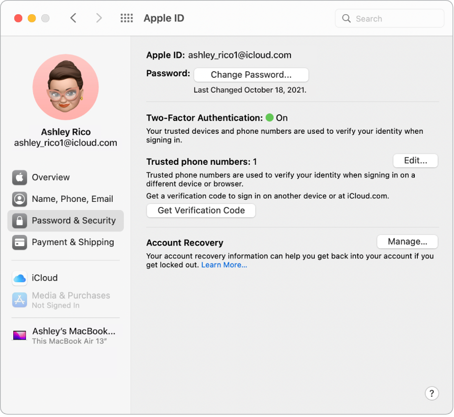 Apple ID konta sadaļas Password un Security izvēlnē System Preferences. Noklikšķiniet uz Manage, lai iestatītu opciju Account Recovery.