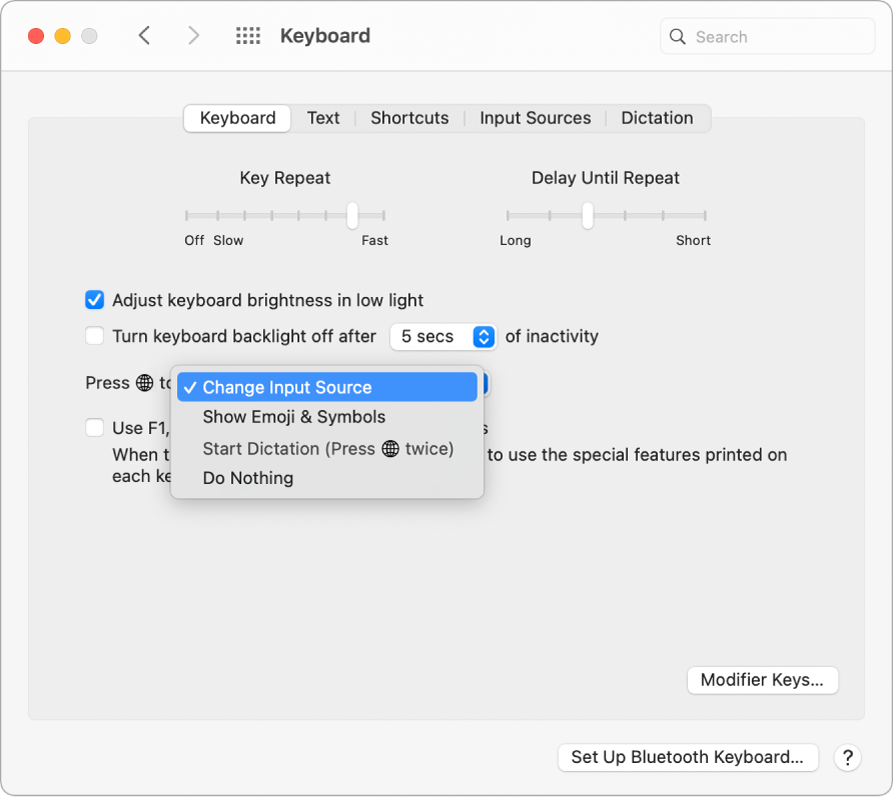 Preferenču rūts Keyboard ar uznirstošo izvēlni, kurā redzamas taustiņa Function/Globe opcijas: Change Input Source, Show Emoji & Symbols, Start Dictation un Do Nothing.