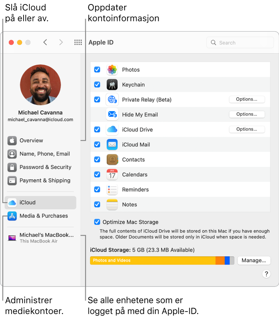 Apple-ID-panelet i Systemvalg. Klikk på et objekt i sidepanelet for å oppdatere kontoinformasjonen din, slå iCloud på eller av, administrere mediekontoer og vise alle enheter som er logget på med din Apple-ID.