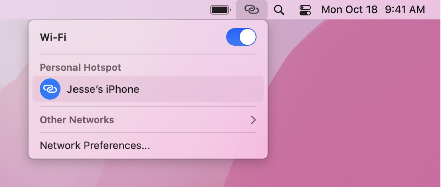 Um ecrã do Mac com o menu Wi-Fi a mostrar um hotspot pessoal ligado a um iPhone.