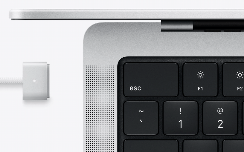 Una animación que muestra el cable de carga del adaptador de corriente conectándose a un puerto de la MacBook Pro.