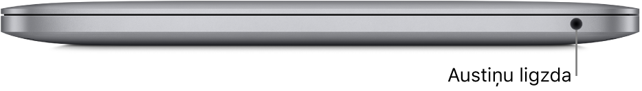 Skats uz MacBook Pro datoru ar Apple M1 čipu no labās puses ar remarku pie 3,5 mm austiņu ligzdas.
