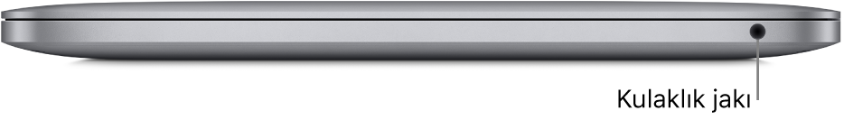 3,5 mm kulaklık jakına bir belirtme çizgisiyle birlikte Apple M1 çipli MacBook Pro’nun sağ taraftan görünümü.