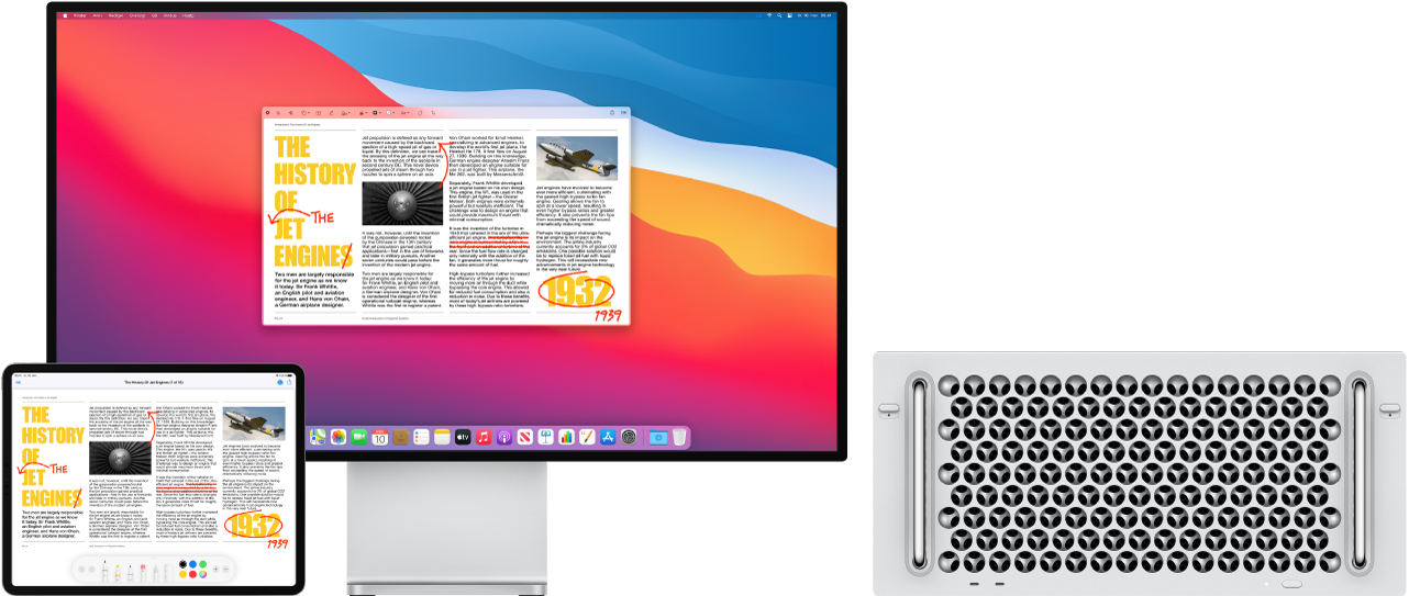 En Mac Pro og en iPad ved siden af hinanden. Begge skærme viser en artikel dækket af nedkradsede røde redigeringer, f.eks. udstregede sætninger, pile og tilføjede ord. iPad har også markeringsmuligheder nederst på skærmen.