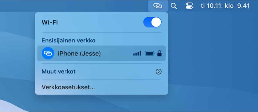 Macin näyttö, jonka Wi-Fi-valikossa näkyy Oma hotspot iPhonessa.