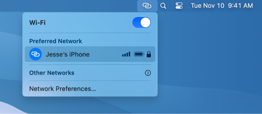 „Mac“ ekranas: „Wi-Fi“ meniu rodoma funkcija „Personal Hotspot“, prijungta prie „iPhone“.