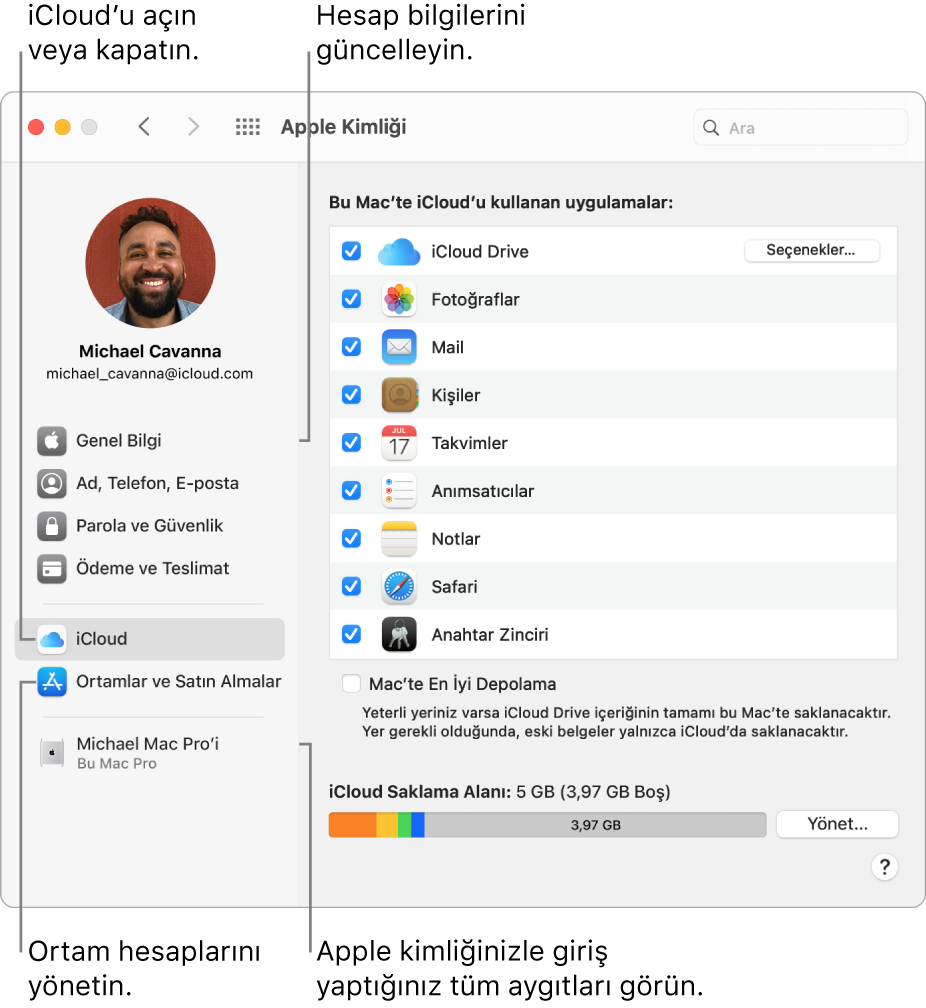 Sistem Tercihleri’ndeki Apple Kimliği bölümü. Hesap bilgilerinizi güncellemek, iCloud’u açıp kapatmak, ortam hesaplarını yönetmek ve Apple kimliğinizle giriş yapmış tüm aygıtları görmek için kenar çubuğundaki bir öğeyi tıklayın.