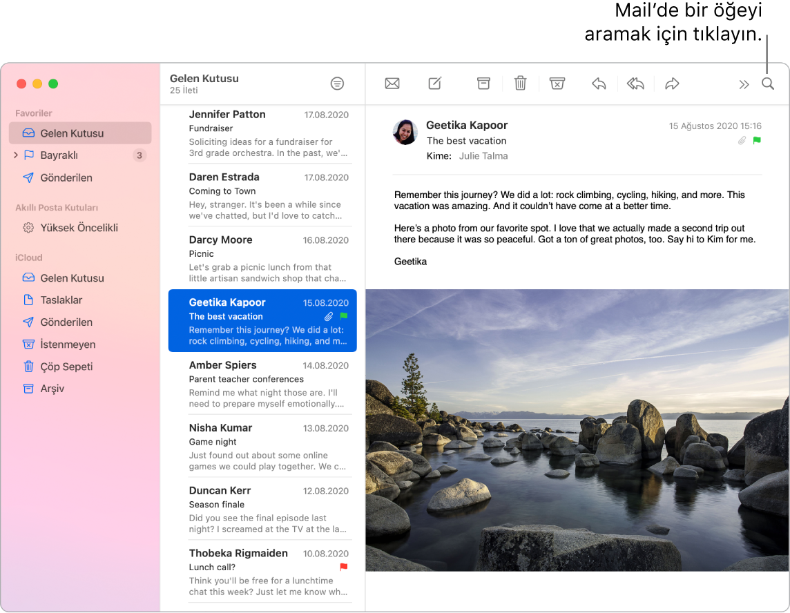Sol tarafta Favoriler, Akıllı Postaları ve iCloud klasörleriyle kenar çubuğunu, kenar çubuğunun yanında ileti listesini ve sağ tarafta seçili iletinin içeriğini gösteren Mail penceresi.