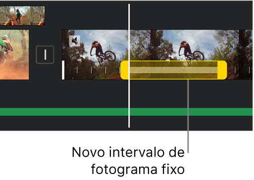 Um fotograma fixo com puxadores amarelos de intervalo por baixo de um clip de vídeo no cronograma, com o fotograma fixo a começar na posição do cursor de reprodução.
