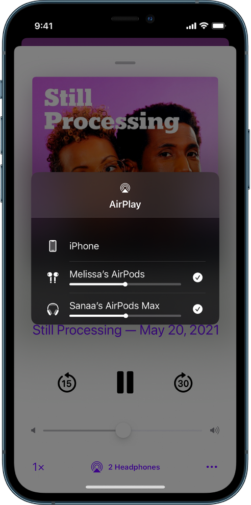 Екран «Відтворення» в Apple Podcasts. На тлі розташовано екран випуску подкасту. На передньому плані зображено екран AirPlay із двома наборами AirPods, що поширюють аудіо. Кожен набір AirPods має власний елемент керування гучністю.