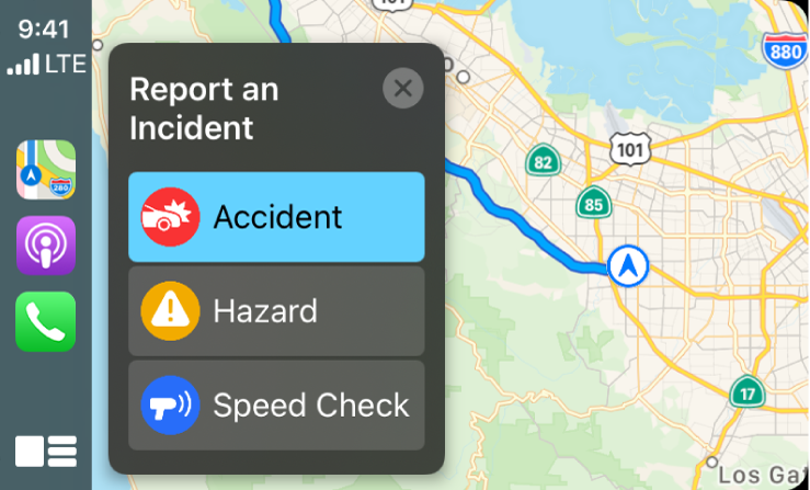 CarPlay, показващ иконки за Maps (Карти), Podcasts (Подкасти) и Phone (Телефон) вляво и карта на текущата област вдясно със съобщение за Traffic Accident (Пътна катастрофа), Hazard (Опасност) или Speed Check (Проверка на скоростта).