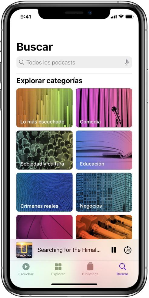 La pantalla Buscar mostrando las categorías “Lo más escuchado”, “Comedia”, “Sociedad y cultura”, “Noticias”, “Crímenes reales” y “Negocios”.
