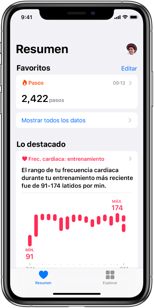 Pantalla de resumen mostrando la categoría Pasos como favorita. Debajo de “Lo destacado”, la pantalla muestra información sobre frecuencia cardiaca durante el entrenamiento más reciente.