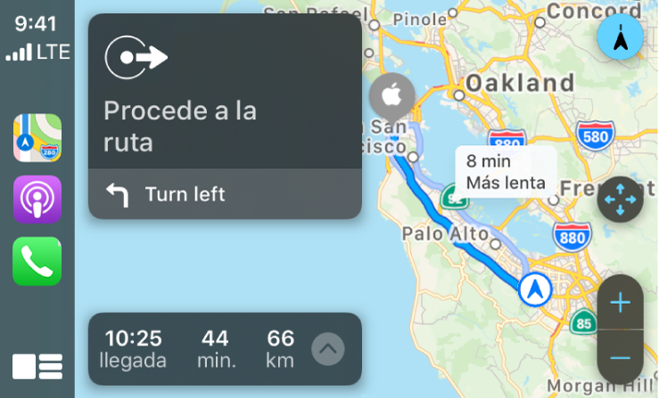 CarPlay mostrando los íconos de Mapas, Podcasts y Teléfono en el lado izquierdo, el mapa de una ruta en automóvil en la derecha que incluye controles de zoom, ruta detallada e información de hora estimada de llegada.