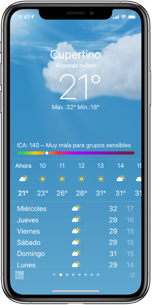 La pantalla Clima mostrando la ubicación, temperatura actual, temperaturas máximas y mínimas del día, y la gráfica del índice de calidad del aire que indica “Muy mala para grupos sensibles”. En el centro de la pantalla está el pronóstico meteorológico actual por horas, seguido del pronóstico para los próximos 7 días. Una fila de puntos en la parte central inferior muestra cuántas ubicaciones contiene la lista. En la esquina inferior derecha está el botón “Editar ciudades”.