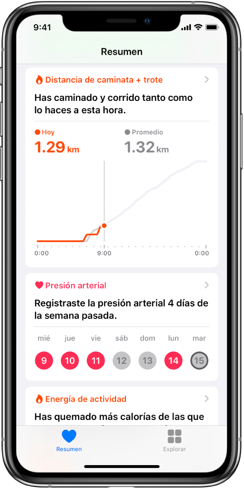 Pantalla de resumen mostrando lo destacado, que incluye la distancia de carrera y caminata del día, y la cantidad de días de la semana pasada que se registró la presión sanguínea.