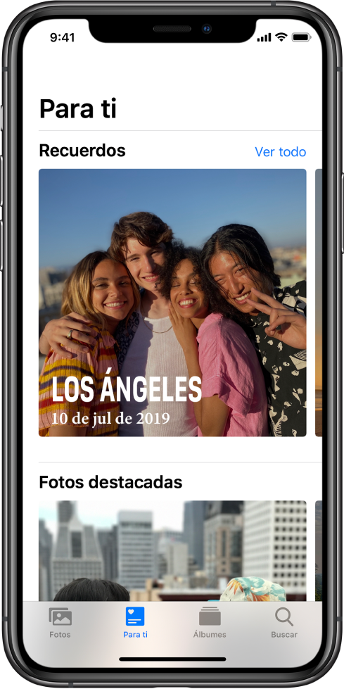 En la app Fotos, la pestaña “Para ti” muestra la sección Recuerdos. El recuerdo tiene una foto de portada que incluye la ubicación y la fecha. En la parte superior derecha de la pantalla se encuentra el botón "Ver todos", que te muestra todos tus recuerdos.