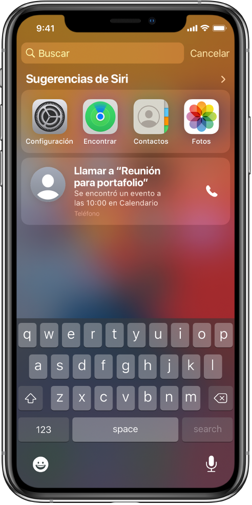 La pantalla bloqueada del iPhone. La configuración de la app, Encontrar, Contactos y Fotos aparecen debajo de “Sugerencias de Siri”. Debajo de las sugerencias de la app aparece una sugerencia para llamar al número de “Reunión para portafolio”, que es un evento que se encuentra en Calendario.