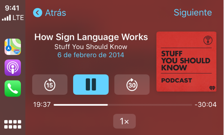El tablero de CarPlay mostrando que se está reproduciendo el podcast How Sign Language Works de Stuff You Should Know.