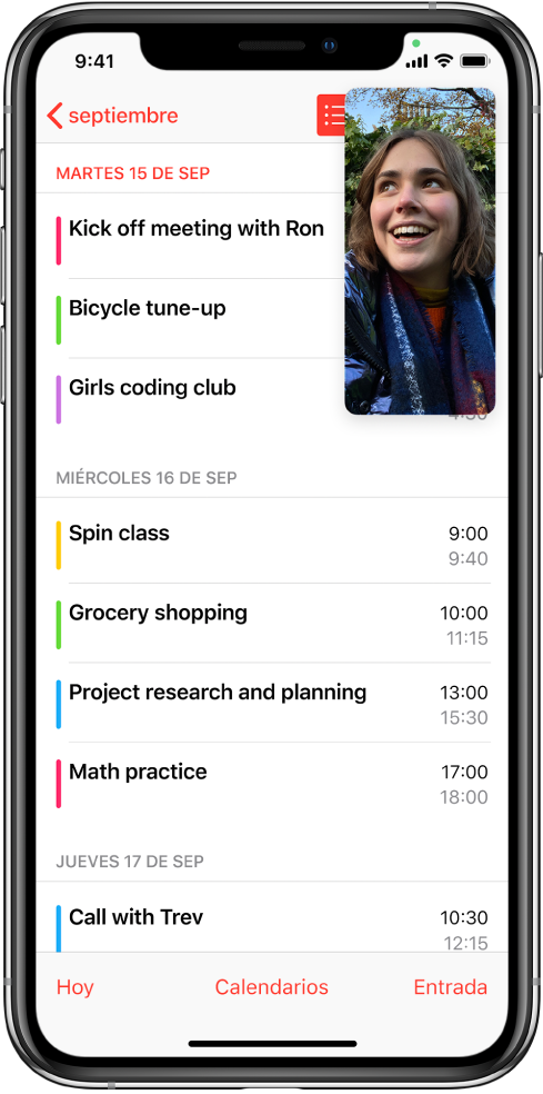 Una pantalla que muestra una conversación de FaceTime a la vez que se visualiza la app Calendario en el resto de la pantalla.
