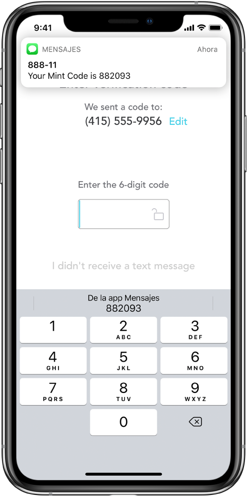 La pantalla de una app en el iPhone solicitando un código de 6 dígitos. La pantalla de la app incluye un mensaje que indica que el código se envió. Aparece una notificación de la app Mensajes en la parte superior de la pantalla con el mensaje "Tu código de Mint es 882093". El teclado aparece en la parte inferior de la pantalla. En la parte superior del teclado se muestran los caracteres "882093".