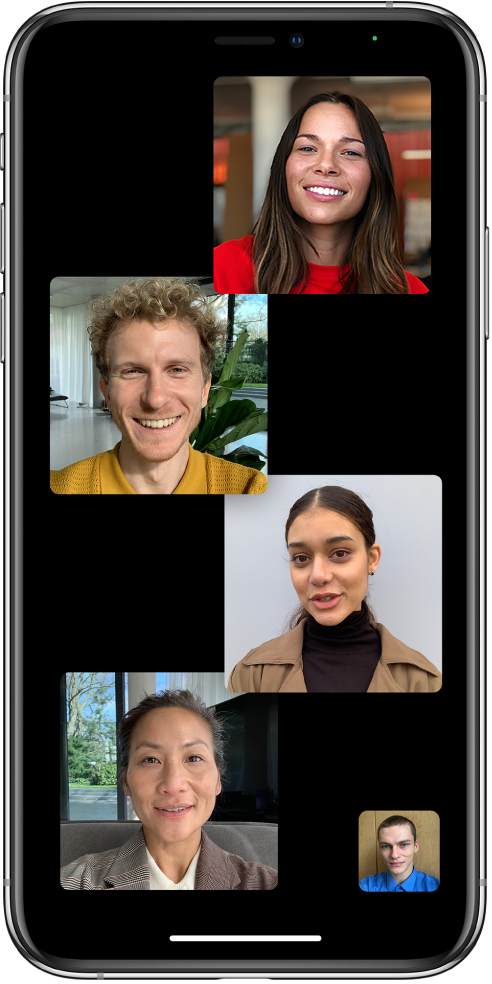 Una llamada grupal de FaceTime con cinco participantes, incluyendo al que inició la llamada. Cada participante aparece en un cuadro individual.