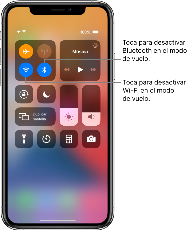 Centro de control con el modo avión activado y textos explicando que al tocar el botón de la parte inferior izquierda del grupo de controles de la parte superior izquierda desactiva el Wi-Fi; y que al tocar el botón inferior derecho del grupo desactiva el Bluetooth.
