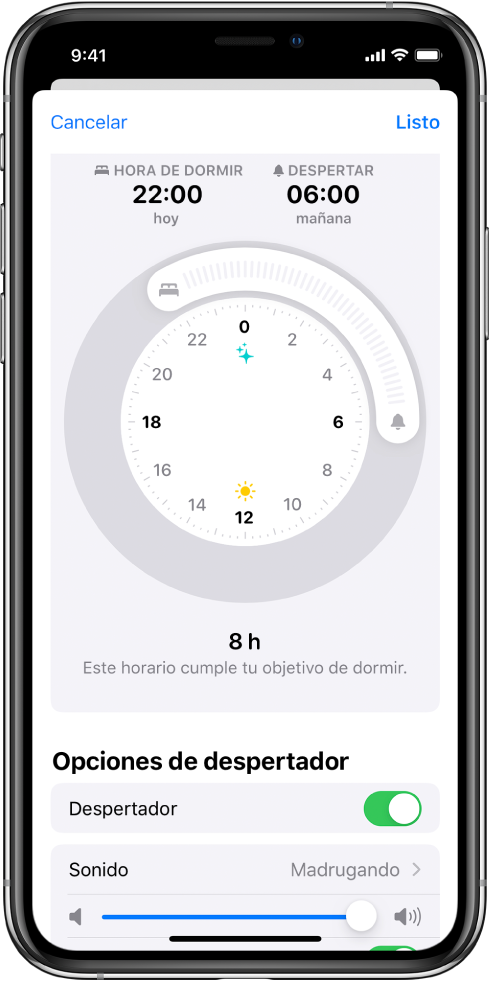 La pantalla de configuración de Sueño en la app Salud. Hay un reloj en el centro de la pantalla; la hora de dormir está configurada para las 22 h, la hora de despertarse está configurada para las 6 h. Debajo de las opciones de alarma, la alarma para “Despertar” está activada, el tono es Madrugando y el volumen está configurado como alto.