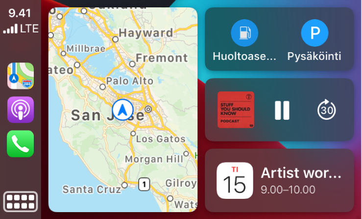 CarPlayn Dashboard, jossa vasemmalla ovat Kartat-, Podcastit- ja Puhelin-kuvakkeet, keskellä on kartta ajoreitistä ja oikealla on kolme kohdetta pinossa. Ylin kohde oikealla näyttää navigoinnin huoltoasemille ja pysäköintiin. Oikealla oleva keskimmäinen kohde näyttää median toistosäätimet. Alin kohde näyttää tulevan kalenteritapaamisen.