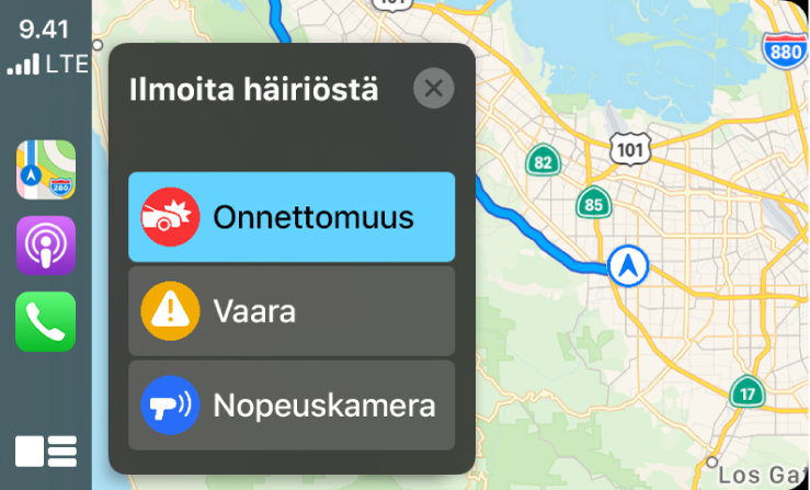 CarPlay, jossa näkyvät vasemmalla Kartat-, Podcastit- ja Puhelin-kuvakkeet ja oikealla nykyisen alueen kartta, jossa voi ilmoittaa onnettomuudesta, vaarasta tai nopeuskamerasta.