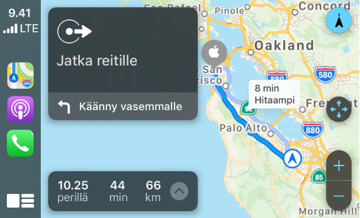 CarPlay, jossa vasemmalla ovat Kartat-, Podcastit- ja Puhelin-kuvakkeet ja oikealla on kartta ajoreitistä sekä zoomaussäätimet, kääntymisohjeet ja arvio saapumisajasta.