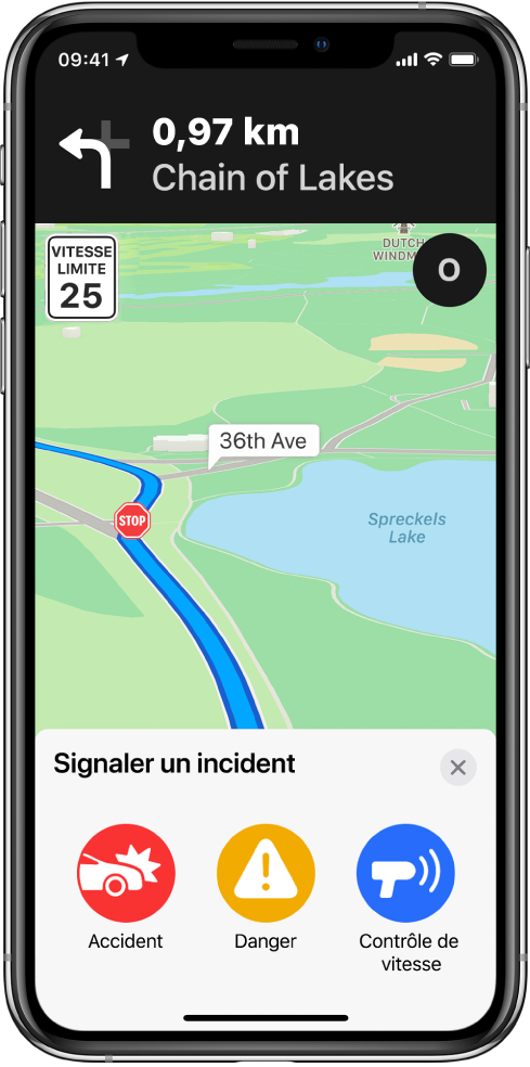 Un plan avec une fiche nommée « Signaler un incident » affichée en bas de l’écran. La fiche d’itinéraire inclut les boutons pour Accident, Danger et « Contrôle de vitesse ».