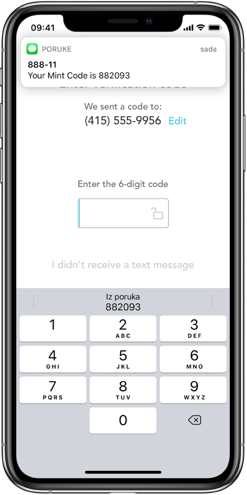 Zaslon iPhonea za aplikaciju koja zahtijeva 6-znamenkasti kôd. Zaslon aplikacije sadrži poruku da je kôd poslan. Obavijest iz aplikacije Poruke pojavljuje se na vrhu zaslona s porukom “Your Mint Code is 882093.” Tipkovnica se pojavljuje na dnu zaslona Vrh tipkovnice prikazuje znakove “882093.”