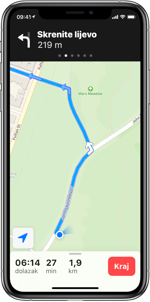Karta koja prikazuje pješačku rutu. Banner na vrhu zaslona označava kada treba skrenuti ulijevo. Tipka Završi pojavljuje se na dnu zaslona.