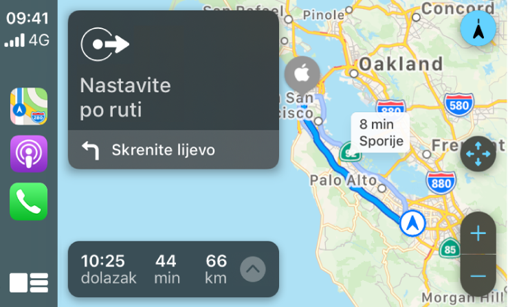 CarPlay prikazuje ikone za Karte, Podcaste i Telefon s lijeve strane, kartu rute za vožnju s desne strane, uključujući kontrole zumiranja, upute za skretanje i informacije o procijenjenom vremenu dolaska.