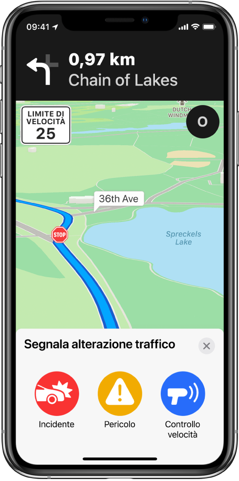 Una mappa con una scheda etichettata “Segnala un'alterazione della viabilità” nella parte inferiore dello schermo. La scheda dell'itinerario include i pulsanti per Incidente, Pericolo e “Controllo velocità”.