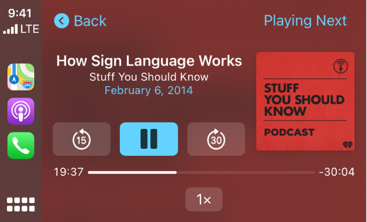 „CarPlay“ prietaisų skydas, kuriame rodoma leidžiama tinklalaidė „How Sign Language Works“, kurią teikia „Stuff You Should Know“.