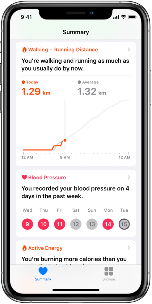 Suvestinės ekrane rodoma svarbiausia informacija, įskaitant ėjimo ir bėgimo atstumą per dieną ir praėjusios savaitės dienų skaičių, per kurį buvo įrašomi kraujospūdžio duomenys.