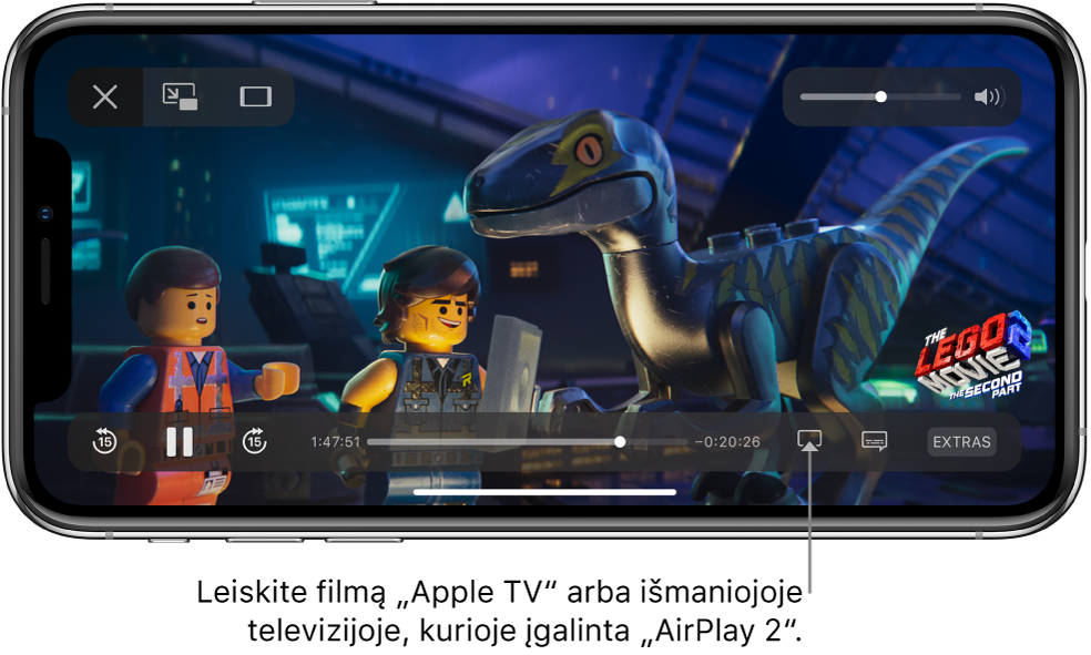 Filmas, leidžiamas „iPhone“ ekrane. Ekrano apačioje pateikiami atkūrimo valdikliai, įskaitant ekrano pateikimo mygtuką netoli apačios, dešinėje.