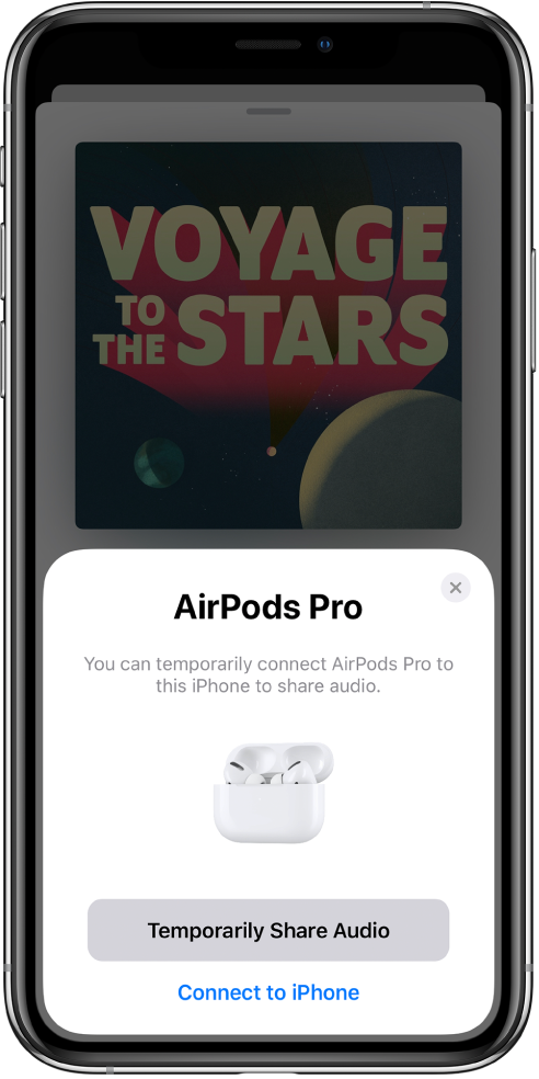 „iPhone“ ekranas, kuriame pavaizduotos atidarytame įkrovimo dėkle esančios „AirPods“. Ekrano apačioje yra laikino garso bendrinimo mygtukas.
