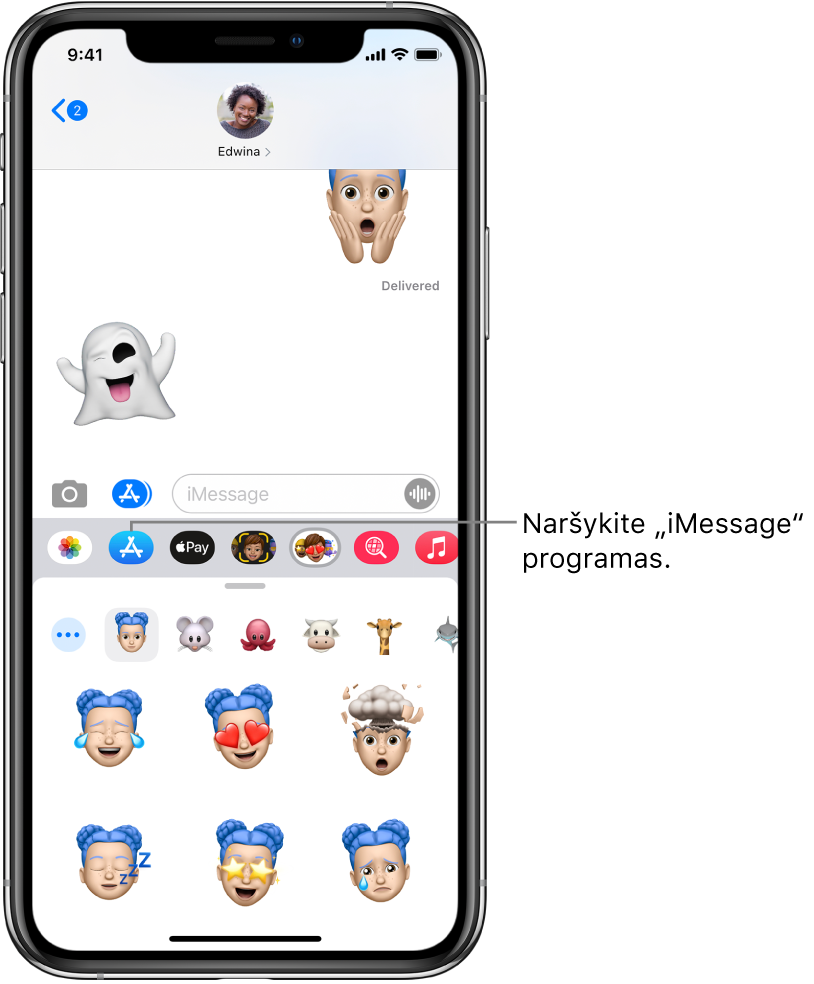 „Messages“ pokalbis ir pasirinktas „iMessage“ programų naršyklės mygtukas. Atidarytos programos stalčiuje rodomi šypsenėlių lipdukai.
