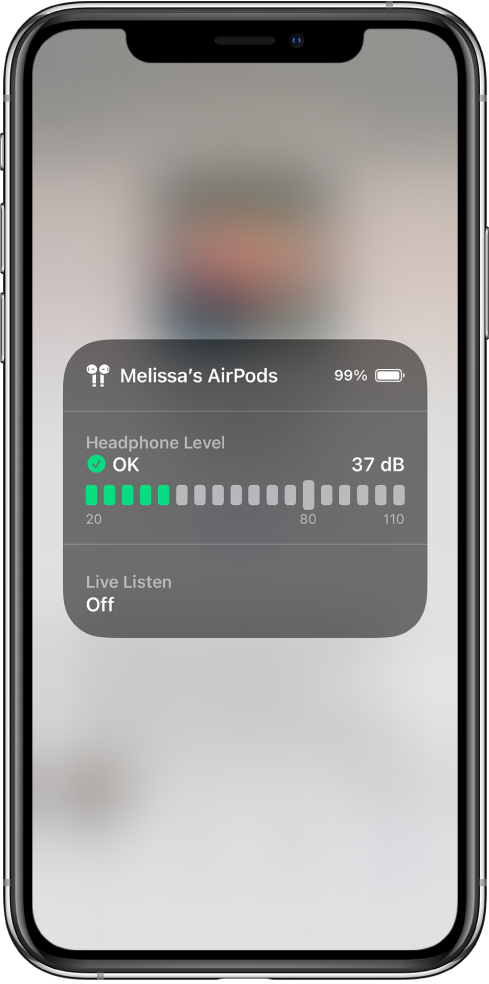 Ekraną dengianti kortelė. Kortelėje rodoma „AirPods“ ausinių poros lygio diagrama. Diagramoje rodoma 37 decibelų vertė, kuri yra paženklinta kaip OK. Po diagrama rodoma funkcijos „Live Listen“ būsena „Off“.