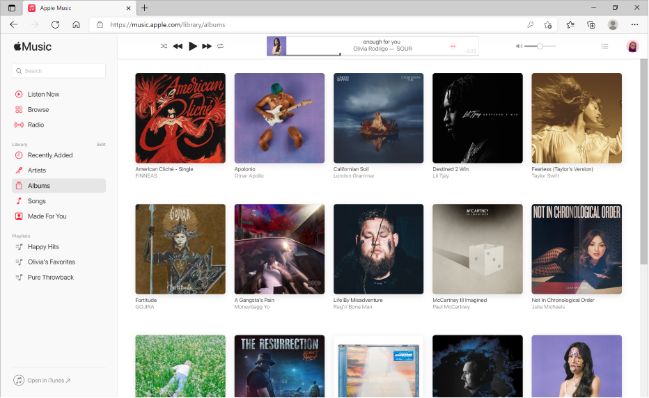 Το παράθυρο του Apple Music στο Chrome με μια βιβλιοθήκη που περιέχει πολλά άλμπουμ.