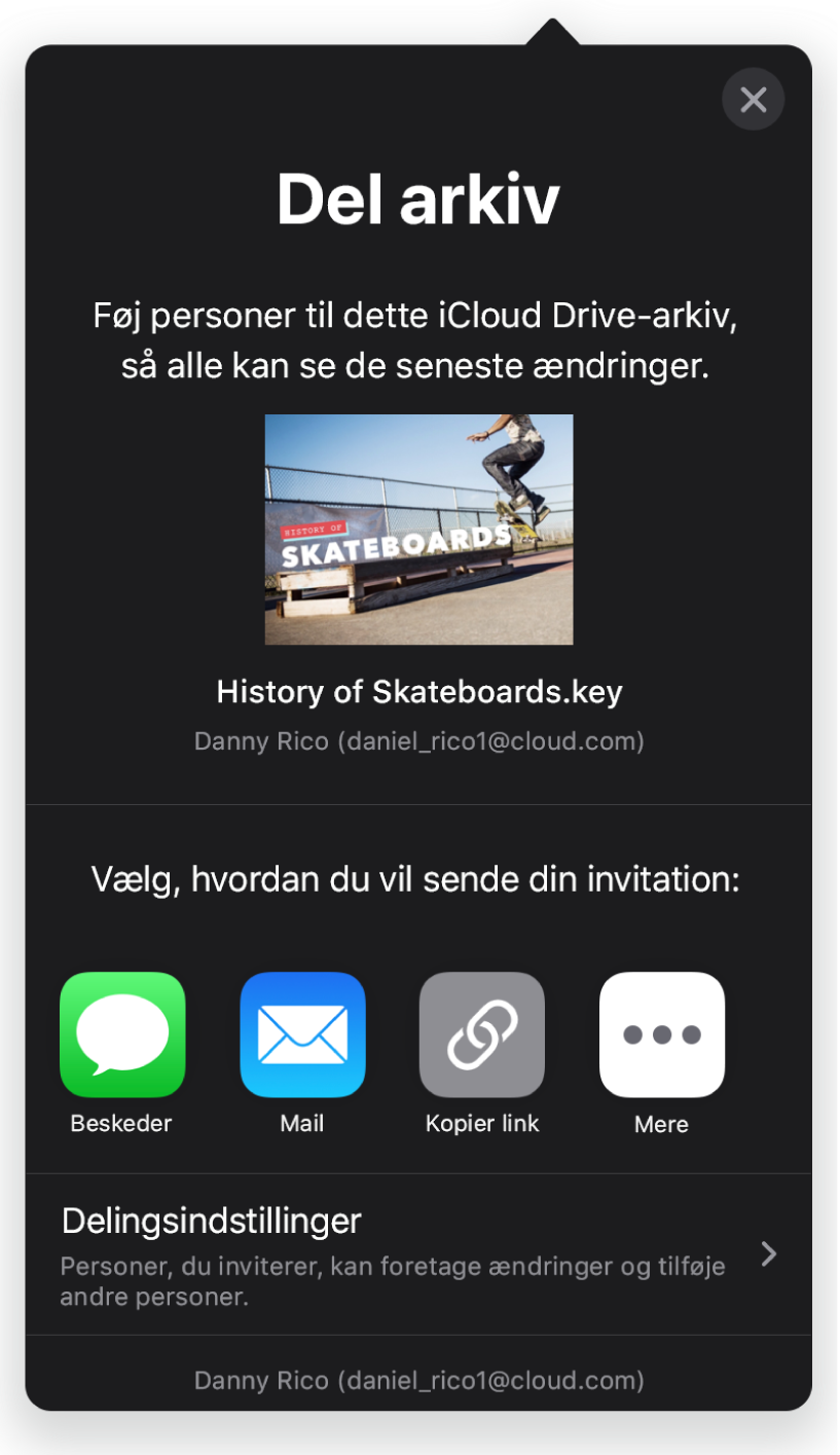 Skærmen Tilføj personer, der viser et billede af den præsentation, der skal deles. Derunder er der knapper for forskellige måder at sende invitationen på, herunder Mail, og mulighederne Kopier link og Mere. Nederst findes knappen Delingsindstillinger.
