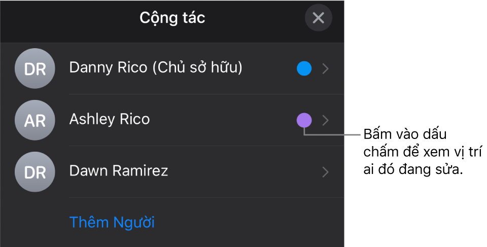 Danh sách người tham gia với ba người tham gia và một dấu chấm màu khác nhau ở bên phải của từng tên.