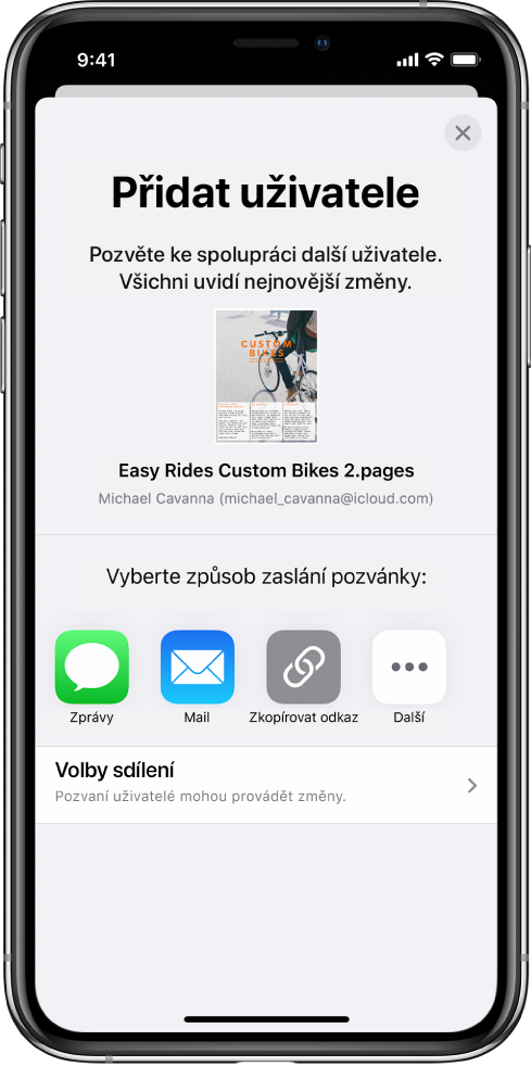 Obrazovka Přidat uživatele s obrázkem dokumentu určeného ke sdílení. Pod ním se nacházejí tlačítka pro různé způsoby odeslání pozvánky – Zprávy a Mail, Zkopírovat odkaz a Více. Dole je umístěné tlačítko Volby sdílení.