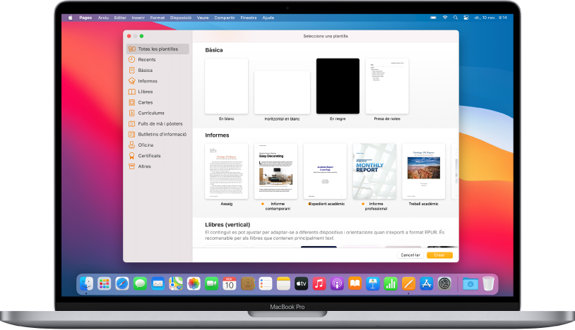 Un MacBook Pro amb el selector de plantilles del Pages obert a la pantalla. Hi ha la categoria “Totes les plantilles” seleccionada a l’esquerra i es mostren plantilles predissenyades en files a la dreta ordenades per categoria.